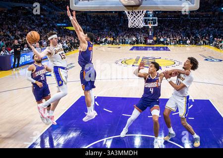 Los Angeles, Stati Uniti. 16 marzo 2025. Austin Reaves (2° L) dei Los Angeles Lakers passa il pallone durante la partita di stagione regolare NBA 2024-2025 tra Los Angeles Lakers e Phoenix Suns a Los Angeles, negli Stati Uniti, 16 marzo 2025. Crediti: Ringo Chiu/Xinhua/Alamy Live News Foto Stock