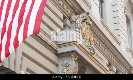 New York City, Stati Uniti - 6 settembre 2023: Facciata dell'edificio Grand Lodge of Masons, Manhattan Street. Architettura della sede centrale della Massoneria. Organizzazione di muratura a New York, Stati Uniti. Esterno Massonic Hall. Bandiera Foto Stock
