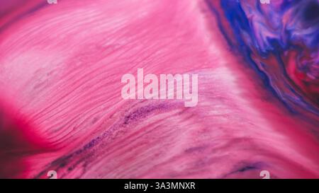 Arte in streaming. Sfondo inchiostro. Vernice in marmo blu rosa viola sfocata con essenza chimica e acqua che si diffonde sull'astrazione creativa. Foto Stock