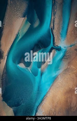 Affascinante vista aerea dei fiumi intrecciati dell'Islanda, Un capolavoro naturale di corsi d'acqua ondulati, colori vivaci e motivi mozzafiato Foto Stock