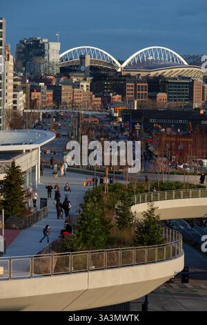 Seattle, Washington, Stati Uniti. 16 marzo 2025. I visitatori camminano lungo la nuova passeggiata panoramica di Seattle al tramonto. Il progetto di riqualificazione del lungomare di Seattle, che include una passeggiata nel parco, piste ciclabili e nuove piazze pubbliche, dovrebbe essere completato nel corso dell'anno. Crediti: Paul Christian Gordon/Alamy Live News Foto Stock