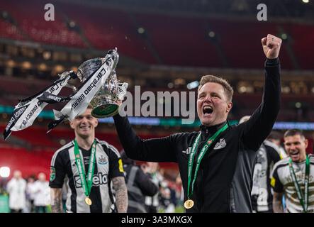 (250317) -- LONDRA, 17 marzo 2025 (Xinhua) -- il capo allenatore del Newcastle United Eddie Howe (davanti) festeggia con la coppa dopo la finale della Football League Cup inglese tra Liverpool FC e Newcastle United FC a Londra, Regno Unito, il 16 marzo 2025. (XINHUA)SOLO PER USO EDITORIALE. NON IN VENDITA PER CAMPAGNE PUBBLICITARIE O DI MARKETING. DIVIETO DI UTILIZZO CON AUDIO, VIDEO, DATI, ELENCHI DI INCONTRI, LOGHI CLUB/LEAGUE O SERVIZI "LIVE" NON AUTORIZZATI. UTILIZZO ONLINE IN-MATCH LIMITATO A 45 IMMAGINI, SENZA EMULAZIONE VIDEO. NON È CONSENTITO L'USO IN SCOMMESSE, GIOCHI O PUBBLICAZIONI PER SINGOLI CLUB/CAMPIONATO/GIOCATORI. Foto Stock