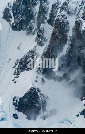 Dettaglio delle aspre montagne dell'isola di Danco, sulla penisola Antartica, ricoperte di neve. Foto Stock