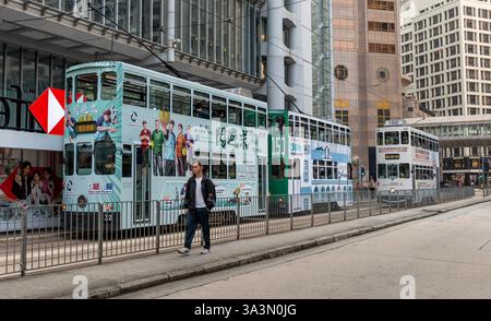 Hong Kong. Cina- 02.18.2025. Una vista sulla strada dei tram che operano nel centro dell'isola di Hong Kong. Un giro economico e popolare per i turisti per vedere la città sig Foto Stock