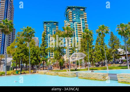 San Diego, California - 17 aprile 2024: Moderni e alti edifici circondati da palme e una tranquilla fontana a San Diego, California, su una Foto Stock
