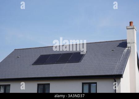 moderno edificio residenziale con pannelli solari installati sul tetto. celle fotovoltaiche in casa. Energia solare Foto Stock