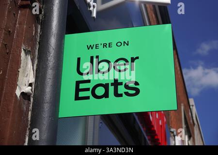 La segnaletica Uber Eats si trova all'esterno del ristorante da asporto e utilizza il servizio di consegna a domicilio - Southampton Regno Unito 16 settembre 2024 Foto Stock