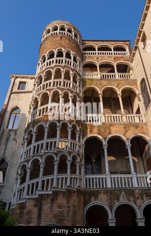 Palazzo Contarini del Bovolo nella città di Venezia, Italia. Palazzo con scalinata ad arco del XV secolo nel quartiere di San Marco. Foto Stock