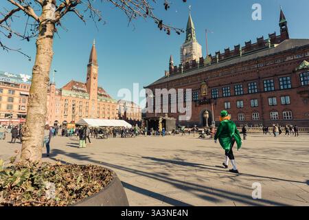 Copenaghen, Danimarca - 17 marzo 2024 : vivace piazza storica con architettura classica della città vivace gente che si diverte nella giornata di St patricks del festival irlandese Foto Stock