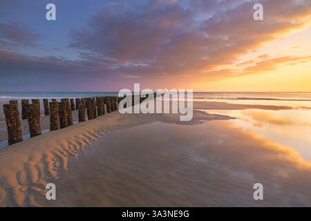 Uno spettacolare percorso estivo al tramonto sulla spiaggia di Zoutelande in Zelanda, Paesi Bassi. Immagine del mare con vista sul mare. Foto Stock