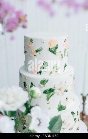 Torta nuziale floreale a tre piani con decorazioni con crema di burro. Foto Stock