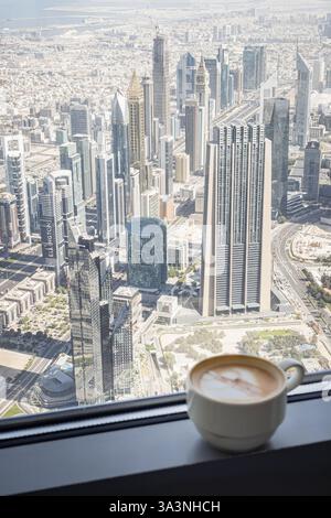 Dubai, Emirati Arabi Uniti - 8 marzo 2025 - Vista aerea di Dubai dal 148° piano della torre Burj Khalifa - Emirati Arabi Uniti - destinazione di viaggio - 21 Foto Stock