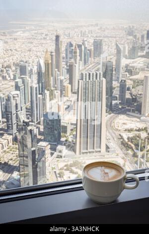 Dubai, Emirati Arabi Uniti - 8 marzo 2025 - Vista aerea di Dubai dal 148° piano della torre Burj Khalifa - Emirati Arabi Uniti - destinazione di viaggio - 22 Foto Stock