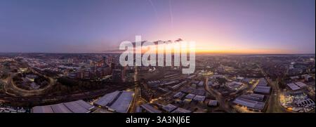 Splendida vista aerea di Leeds all'alba con un vasto paesaggio urbano Foto Stock