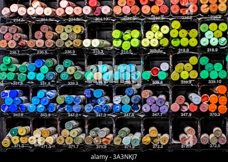 coloratissimo pastello in gesso per la creatività Foto Stock