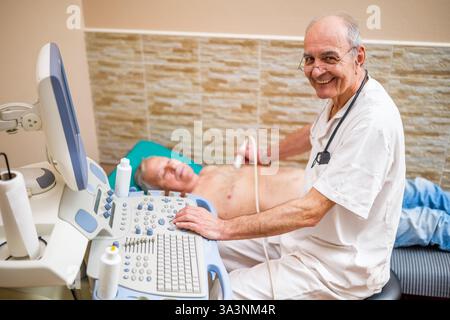 Il paziente anziano sta effettuando un esame ecografico del suo cuore da parte di un medico esperto. Foto Stock
