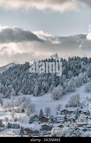 Alpi svizzere e stazione sciistica in inverno Foto Stock
