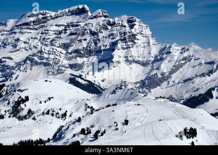 Villaggio di Villars e stazione sciistica con il massiccio dei Diablerets, Alpi svizzere in inverno Foto Stock