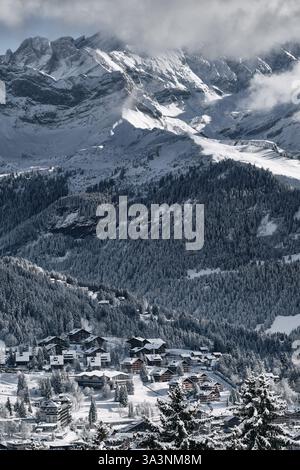 Villaggio di Villars e stazione sciistica con il massiccio dei Diablerets, Alpi svizzere in inverno Foto Stock