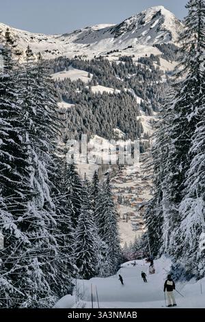 Villaggio Les Diablerets e stazione sciistica, montagna delle Alpi svizzere e stazione sciistica in inverno Foto Stock