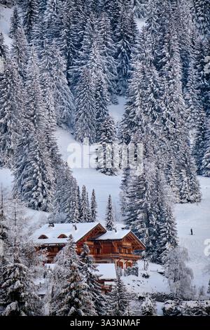 Villaggio di Villars e stazione sciistica con il massiccio dei Diablerets, Alpi svizzere in inverno Foto Stock