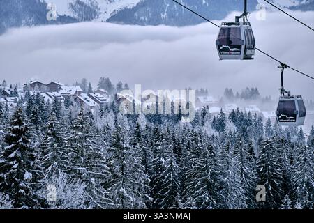 Villaggio di Villars e stazione sciistica con il massiccio dei Diablerets, Alpi svizzere in inverno Foto Stock