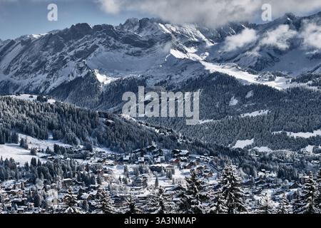 Villaggio di Villars e stazione sciistica con il massiccio dei Diablerets, Alpi svizzere in inverno Foto Stock