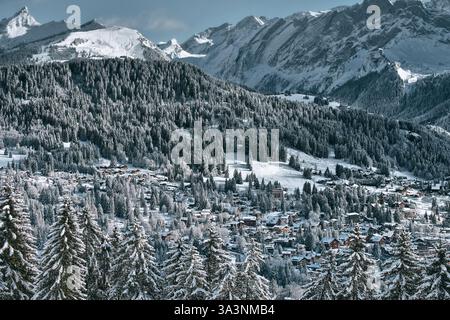 Villaggio di Villars e stazione sciistica con il massiccio dei Diablerets, Alpi svizzere in inverno Foto Stock