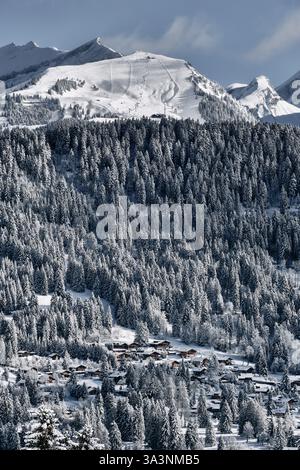 Vista sul villaggio di Villars e sulla stazione sciistica di Gryon nelle Alpi svizzere Foto Stock
