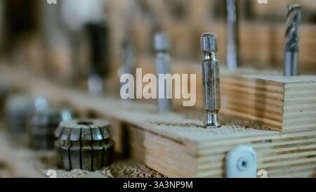 Vari utensili: Lima, cacciavite, martello, pinze, utensili da giardino sono esposti su scaffale in legno all'interno di officine o fabbriche rustiche, officina in una Foto Stock