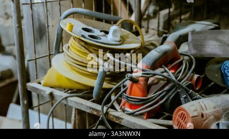 Vari utensili: Lima, cacciavite, martello, pinze, utensili da giardino sono esposti su scaffale in legno all'interno di officine o fabbriche rustiche, officina in una Foto Stock