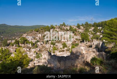 Un antico villaggio greco vicino a Fethiye, conosciuto come Kayakoy o Levissi. In viaggio in Turchia. Provincia di Mugla Foto Stock