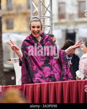 Valencia, Spagna - 17 marzo 2025. Berta Peiró García, eletta “Fallera Mayor” durante la cerimonia di premiazione di Las Fallas 2025. Indossa il costume tradizionale e gli spettacoli. I premi sono consegnati nella scatola ufficiale di Plaza del Ayuntamiento. Crediti: Roberto Arosio/Alamy Live News Foto Stock