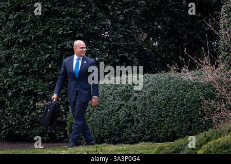 Washington, Stati Uniti. 14 marzo 2025. Walt Nauta, direttore delle operazioni degli uffici ovali della Casa Bianca, cammina sul South Lawn della Casa Bianca prima di salire a bordo di Marine One a Washington, DC, USA, venerdì 14 marzo, 2025. Trump ha detto che avrebbe cercato di scartare un piano per spostare il quartier generale del Federal Bureau of Investigation da Washington, DC al Maryland, e invece di tenerlo nella capitale della nazione - l'ultima di una lunga saga sul sito per l'ufficio principale dell'agenzia. Fotografo: Al Drago/Pool/Sipa USA credito: SIPA USA/Alamy Live News Foto Stock