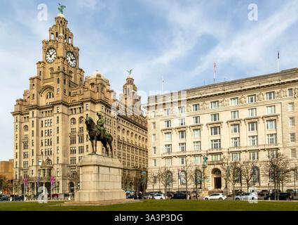 Il Royal Liver Building, Pier Head, Liverpool, Inghilterra, Regno Unito completò nel 1911 l'architetto Walter Aubrey Thomas, statua equestre di re Edoardo VII Foto Stock
