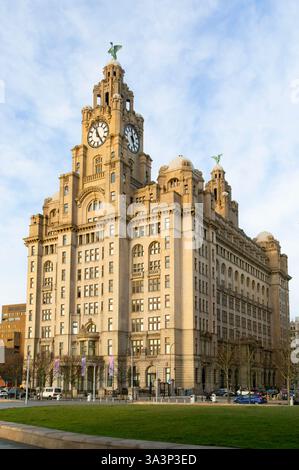 Il Royal Liver Building, Pier Head, Liverpool, Inghilterra, Regno Unito completò nel 1911 l'architetto Walter Aubrey Thomas Foto Stock