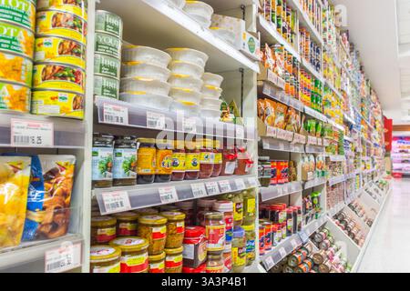 Bangkok, Tailandia - 20 giugno 2016 : molti tipi di conserve di cibo o prodotti conservati in vendita al supermercato aperto tutti i giorni Foto Stock