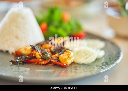Close Up Stir al basilico di gamberi fritti e piatti thailandesi. Foto Stock