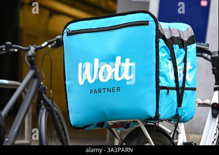BERLINO - GENNAIO 08: Corriere per consegna con logotipo Wolt a Berlino il 08,2025 gennaio in Germania Foto Stock