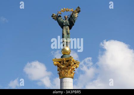 Statua di Berehynia in cima al Monumento all'indipendenza a Kiev. Ucraina Foto Stock