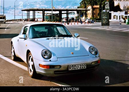 DATA DI REGISTRAZIONE NON INDICATA. Analogico fotografie aus dem Jahr 1996. Ein Porsche 911 Carrera Sportwagen der Baureihe 993 an der Grenze Menton bzw Monaco nach Frankreich. Der Porsche 993 ist eine Baureihe der Porsche AG und Nachfolger der Baureihe Porsche 964. Es ist das letzte Modell des Porsche-Klassikers 911 mit luftgekühltem Boxermotor. Die Motorenpalette des 1993 eingeführten 993 reicht von 200 kW bzw 272 PS zu 210 kW bzw 286 PS bei den Carrera- und targa-Modellen, bishin zum Turbo-Topmodell mit 300 kW bzw 408 CV. Daneben wurden auch leistungsgesteigerte Fahrzeuge für den Motorsport hergestellt, Foto Stock