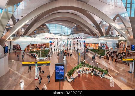 23 gennaio 2025, Abu Dhabi, Emirati Arabi Uniti: Passeggeri e personale dell'aeroporto si spostano all'interno del moderno terminal dell'aeroporto internazionale AUH Foto Stock
