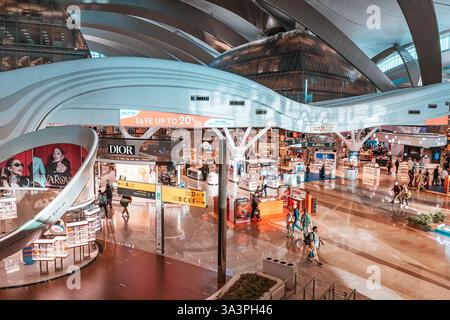 23 gennaio 2025, Abu Dhabi, Emirati Arabi Uniti: Passeggeri e personale dell'aeroporto si spostano all'interno del moderno terminal dell'aeroporto internazionale AUH Foto Stock