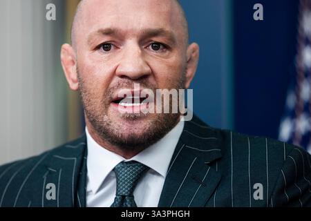 Washington DC, Stati Uniti. 17 marzo 2025. L'artista marziale mista irlandese Conor McGregor parla brevemente ai media nella White House Press briefing Room a Washington, DC, USA. 17 marzo 2025. McGregor ha detto che avrebbe incontrato il presidente Trump più tardi. Crediti: Abaca Press/Alamy Live News crediti: Abaca Press/Alamy Live News Foto Stock