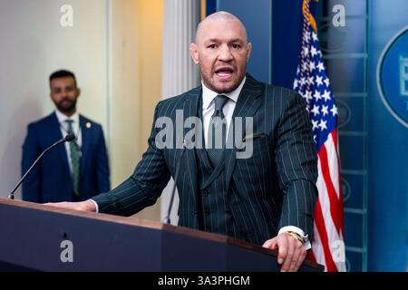 Washington DC, Stati Uniti. 17 marzo 2025. L'artista marziale mista irlandese Conor McGregor parla brevemente ai media nella White House Press briefing Room a Washington, DC, USA. 17 marzo 2025. McGregor ha detto che avrebbe incontrato il presidente Trump più tardi. Crediti: Abaca Press/Alamy Live News crediti: Abaca Press/Alamy Live News Foto Stock