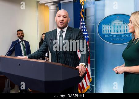 Washington DC, Stati Uniti. 17 marzo 2025. L'artista marziale mista irlandese Conor McGregor parla brevemente ai media nella White House Press briefing Room a Washington, DC, USA. 17 marzo 2025. McGregor ha detto che avrebbe incontrato il presidente Trump più tardi. Crediti: Abaca Press/Alamy Live News crediti: Abaca Press/Alamy Live News Foto Stock