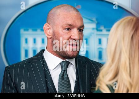 Washington DC, Stati Uniti. 17 marzo 2025. L'artista marziale mista irlandese Conor McGregor parla brevemente ai media nella White House Press briefing Room a Washington, DC, USA. 17 marzo 2025. McGregor ha detto che avrebbe incontrato il presidente Trump più tardi. Crediti: Abaca Press/Alamy Live News crediti: Abaca Press/Alamy Live News Foto Stock