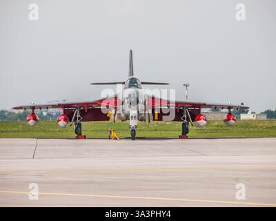 Schönefeld, Germania - 11 giugno 2010: Swiss Air Force Hawker Siddeley Hunter F.58 (HB-RVU, J-4086) al Berlin Airshow (ILA) 2010 Foto Stock