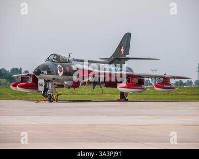 Schönefeld, Germania - 11 giugno 2010: Swiss Air Force Hawker Siddeley Hunter F.58 (HB-RVU, J-4086) al Berlin Airshow (ILA) 2010 Foto Stock