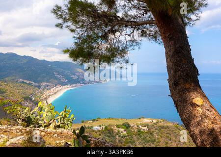 Vista a nord dello stretto di Messina dall'antico teatro, Taormina, Sicilia, Italia Foto Stock